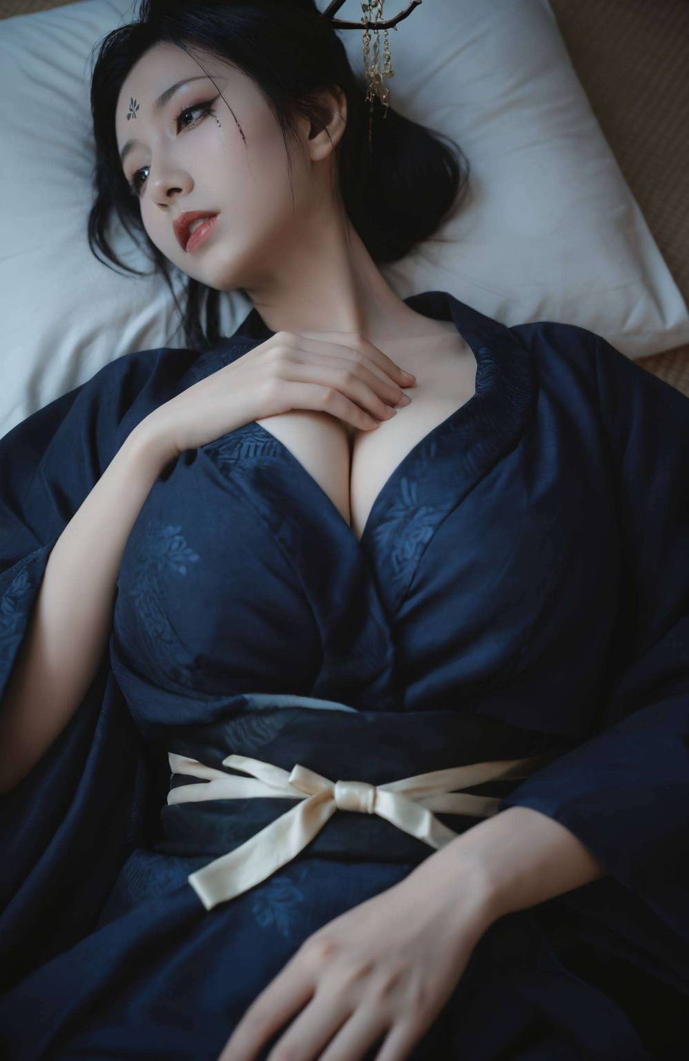 以她的婉约与坚韧都映衬着黑神话悟空的英勇身姿