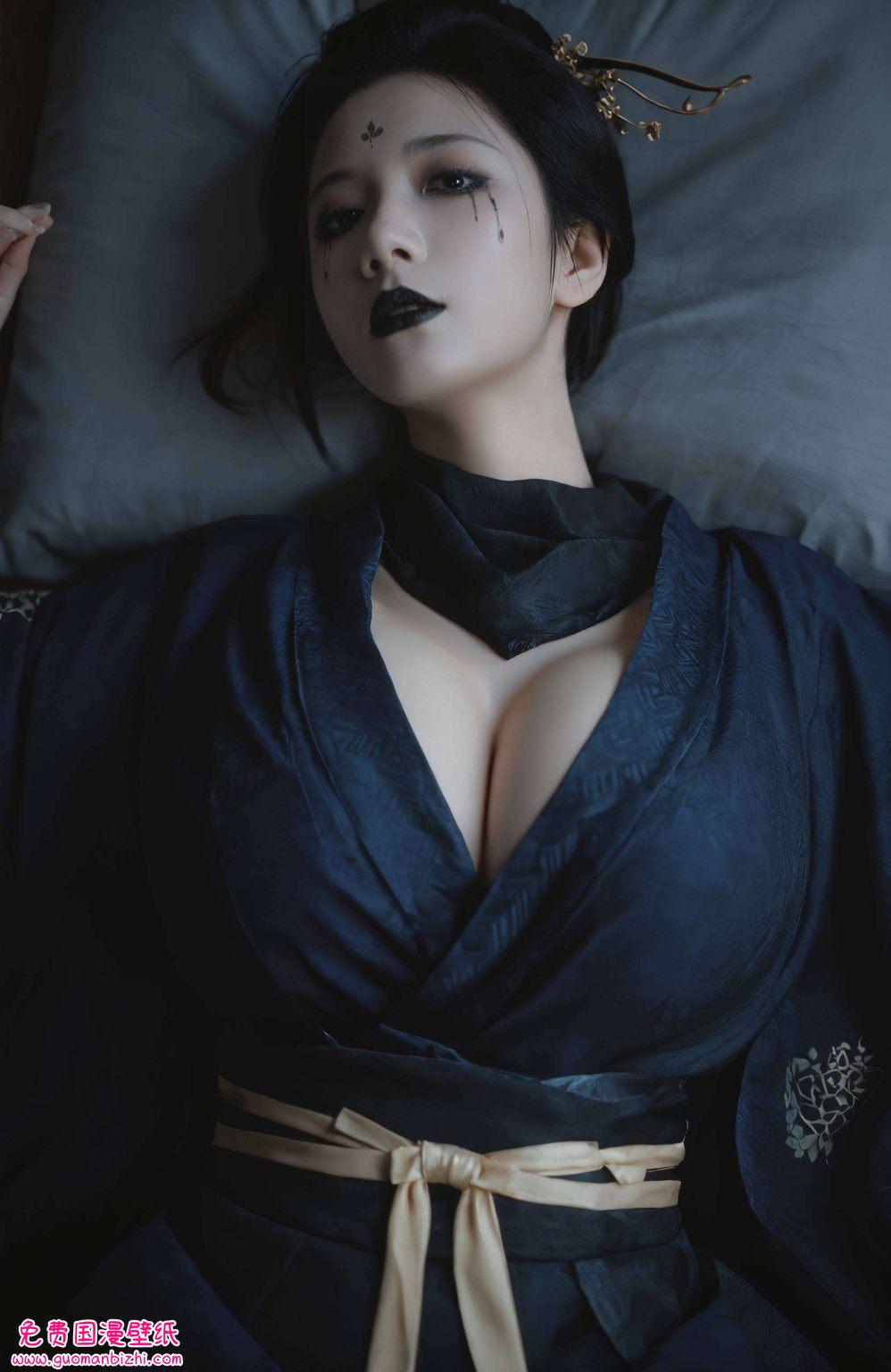 她的身影仿佛被赋予了生命既激烈又充满诗意