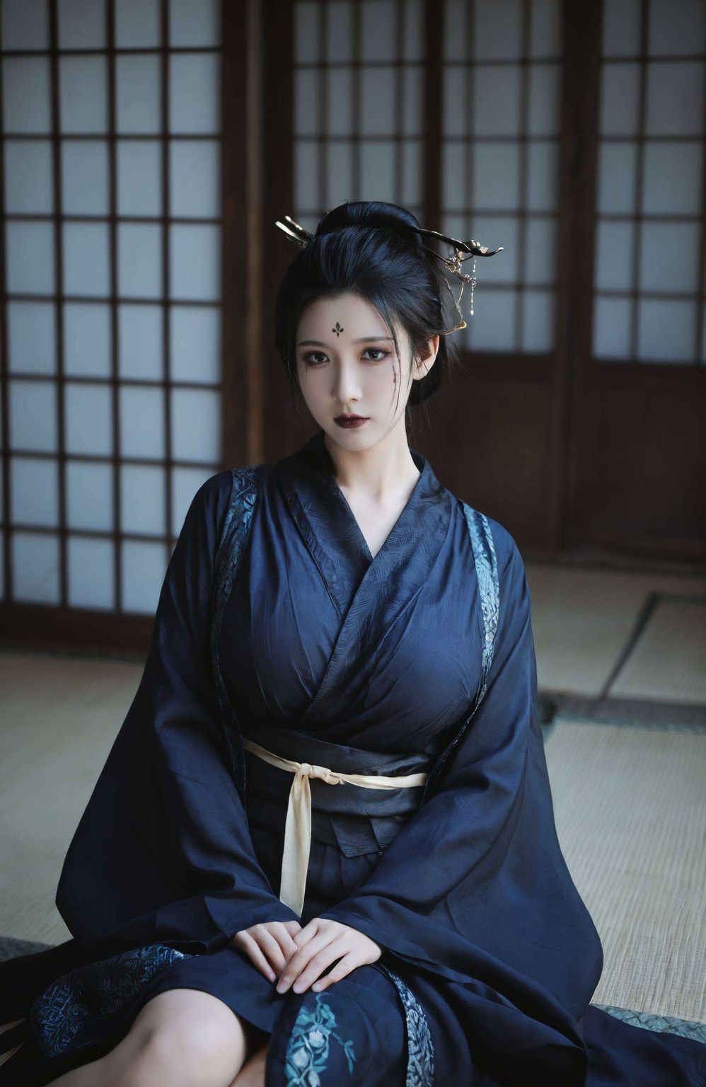 穿上战甲四妹在国漫美女榜上可是数一数二的哦！快来领走这款四妹壁纸